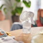 Tire-lait manuel Philips Avent sans BPA, portable et léger, coussin en silicone souple adaptatif de taille unique (Modèle SCF430/01) – Image 3